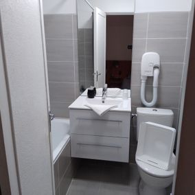 salle de bain blanche