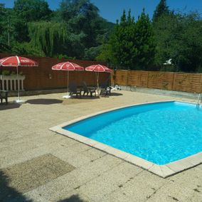 piscine et parasols