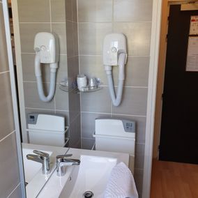 salle de bain sèche cheveux